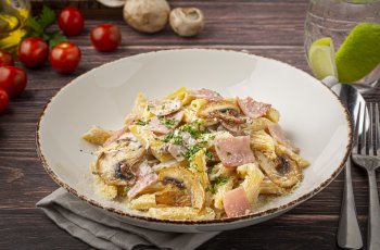 Пенне с ветчиной и грибами