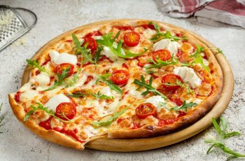 Пицца с бурратой и руколой