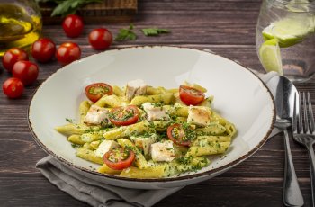 Пенне с цыплёнком и песто